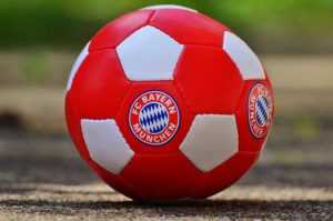 FC Bayern München - Copyright: https://pixabay.com/de/photos/bayern-m%C3%BCnchen-fu%C3%9Fballverein-bayern-1338979/ - Lizenz: Pixabay Licence. Bild von Alexas_Fotos auf Pixabay.