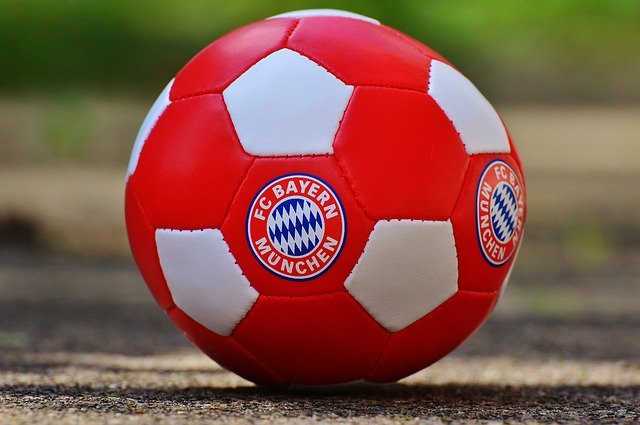 Fußball - FC Bayern München - Copyright: https://pixabay.com/de/photos/bayern-m%C3%BCnchen-fu%C3%9Fballverein-bayern-1338979/ - Lizenz: Pixabay Licence. Bild von Alexas_Fotos auf Pixabay.