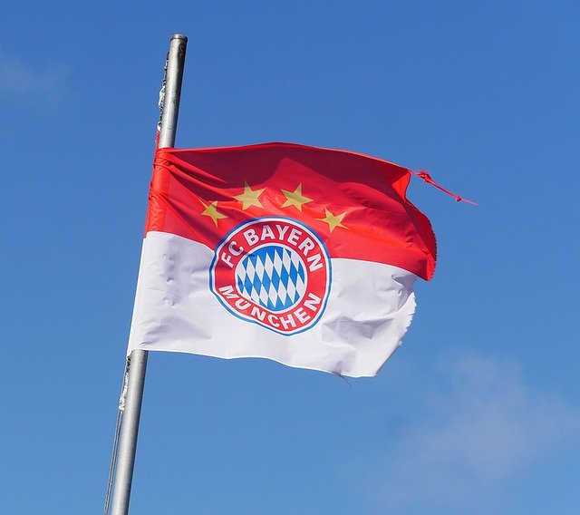 FC Bayern München - Copyright: https://pixabay.com/de/photos/fc-bayern-m%C3%BCnchen-vereinsfahne-1362774/ - Lizenz: Pixabay Licence. Bild von Erich Westendarp auf Pixabay.