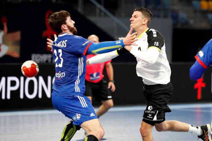 Handball WM 2021 - Frankreich vs Schweiz - Ludovic Fabregas und Andy Schmid - Copyright: FFHANDBALL / S.PILLAUD