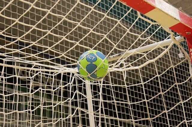 Corona hat den Handball im Griff. Die Bundesliga ist aber spannend wie nie. - Copyright: https://pixabay.com/de/photos/ball-handball-ausbildung-ziel-1930198/ - Lizenz: Pixabay Licence. Bild von JeppeSmedNielsen auf Pixabay.