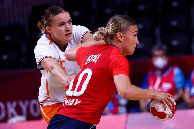 Olympia Tokio 2020 - Handball Team Niederlande - Merel Freriks und Stine Oftedal (Norwegen) - Copyright: Orangepictures