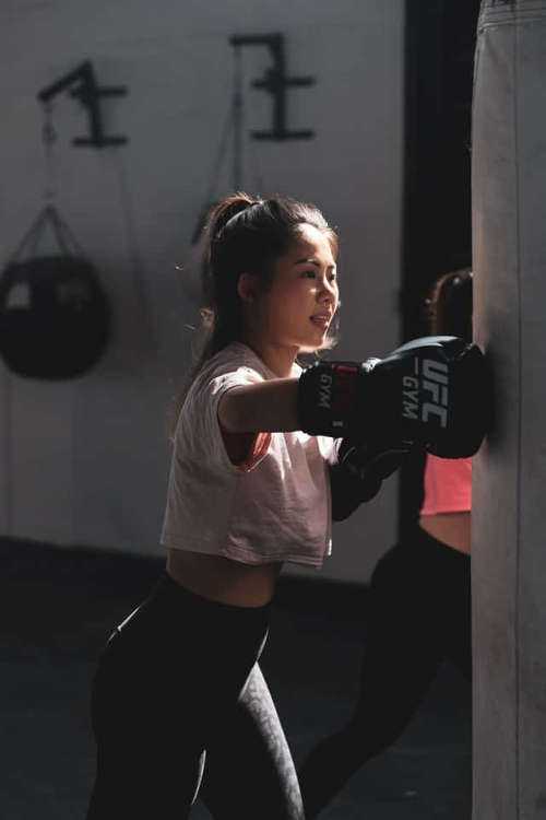 Weibliche MMA-Kämpfer können sehr hart sein und auch sehr gut aussehen. Wir werfen heute einen Blick auf die 30 heißesten MMA-Kämpferinnen der Welt. Copyright: https://unsplash.com/photos/MR2vi-J-520 - Foto von LOGAN WEAVER auf Unsplash.