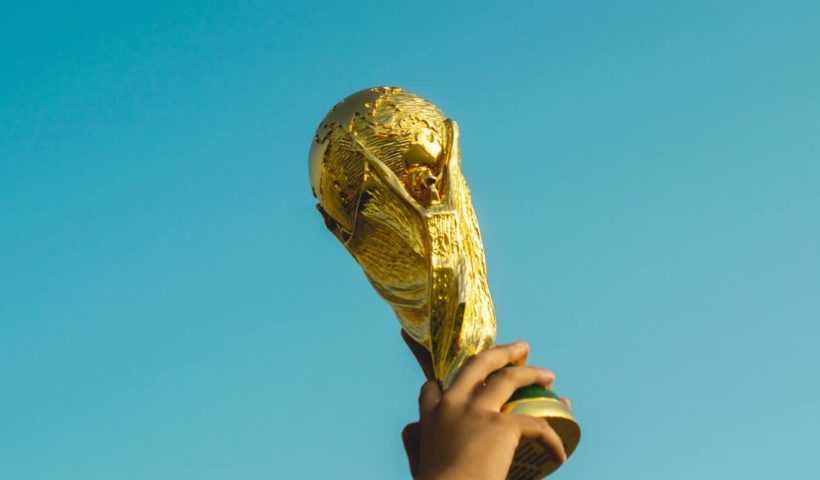 Fußball WM Pokal - Copyright: https://unsplash.com/photos/AmhdN68wjPc - Foto by Fauzan Saari on Unsplash Lizenz.