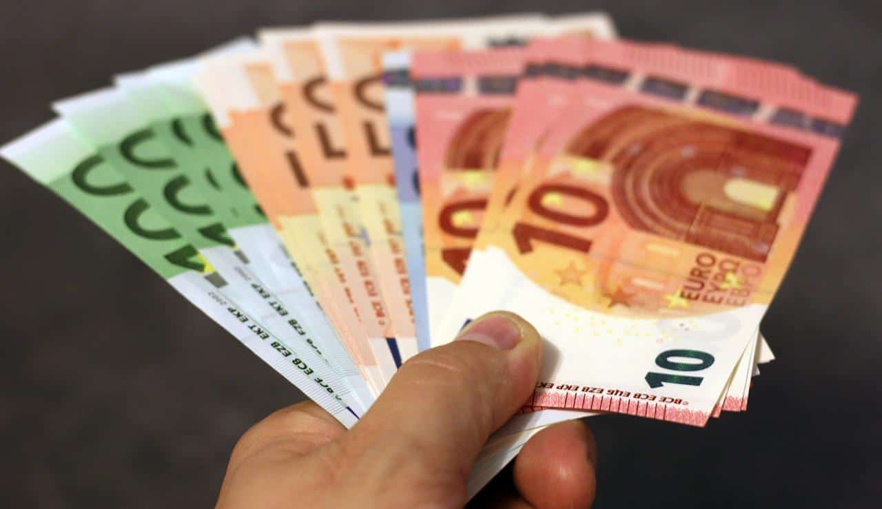 Wettanbieter Geld - Copyright: https://pixabay.com/de/photos/geld-geldscheine-euro-hand-1005464/ - Lizenz: Pixabay Licence.