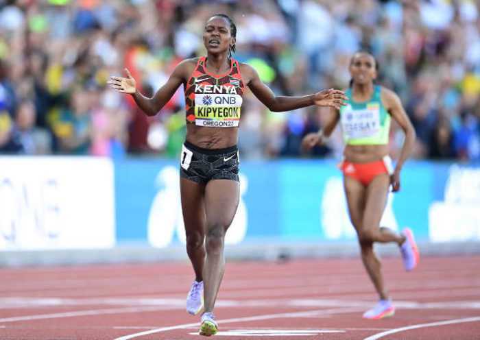 Faith Kipyegon vom Team Kenia reagiert, nachdem sie am vierten Tag der Leichtathletik-Weltmeisterschaften Oregon22 im Hayward Field am 18. Juli 2022 in Eugene, Oregon, im 1500-Meter-Finale der Frauen teilgenommen hat. Copyright: Getty Images for World Athletics