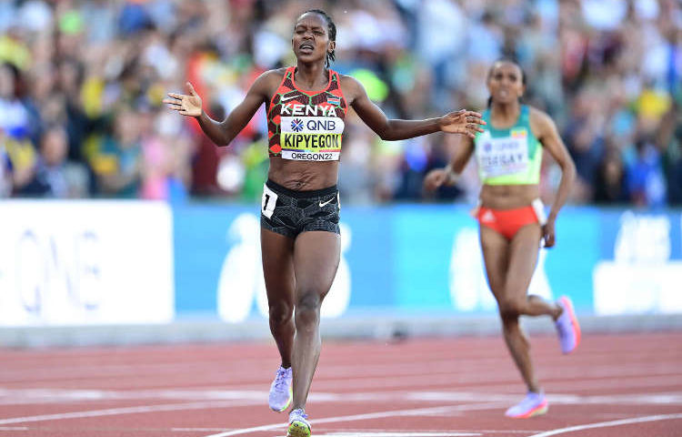 Faith Kipyegon vom Team Kenia reagiert, nachdem sie am vierten Tag der Leichtathletik-Weltmeisterschaften Oregon22 im Hayward Field am 18. Juli 2022 in Eugene, Oregon, im 1500-Meter-Finale der Frauen teilgenommen hat. Copyright: Getty Images for World Athletics
