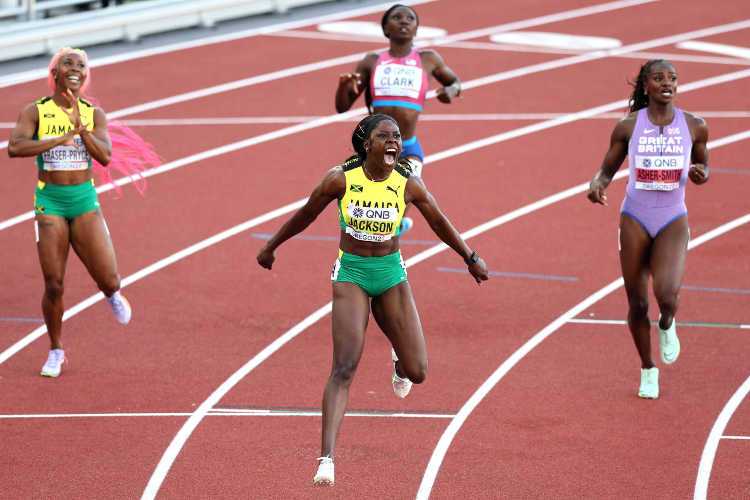 Shericka Jackson vom Team Jamaica feiert nach dem Gewinn von Gold im 200-Meter-Finale der Frauen am siebten Tag der Leichtathletik-Weltmeisterschaften Oregon22 im Hayward Field am 21. Juli 2022 in Eugene, Oregon. Copyright: Getty Images for World Athletics