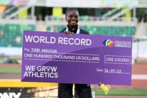 Goldmedaillengewinnerin Tobi Amusan vom Team Nigeria posiert mit einem Scheck für die Aufstellung eines Weltrekords im 100-Meter-Hürdenlauf der Frauen am zehnten Tag der Leichtathletik-Weltmeisterschaften Oregon22 im Hayward Field am 24. Juli 2022 in Eugene, Oregon. Copyright: Getty Images for World Athletics