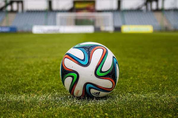 Fußball WM 2022 Katar Ball - Copyright: https://pixabay.com/de/photos/ball-gras-fu%c3%9fball-football-sport-488717/ - Lizenz: Pixabay Licence. Bild von Michal Jarmoluk auf Pixabay.