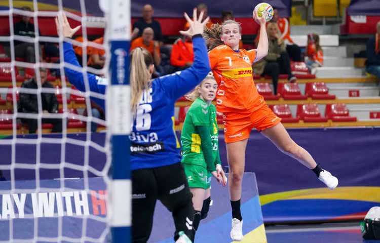 Handball EM 2022 Frauen EHF EURO - Debbie Bont - Niederlande vs. Montenegro - Copyright: Henk Seppen / NHV