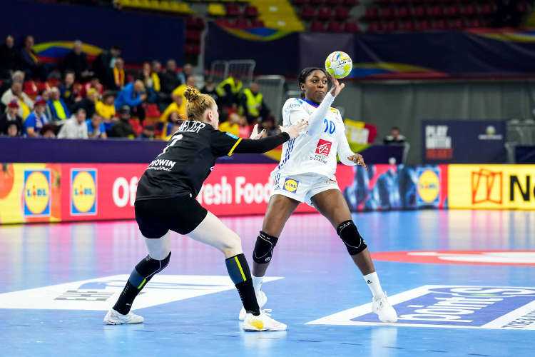 Handball EM 2022 Frauen EHF EURO - Grace Zaadi Deuna und Meike Schmelzer - Frankreich vs. Deutschland - Copyright: ©FFHandball__ICON_SPORT