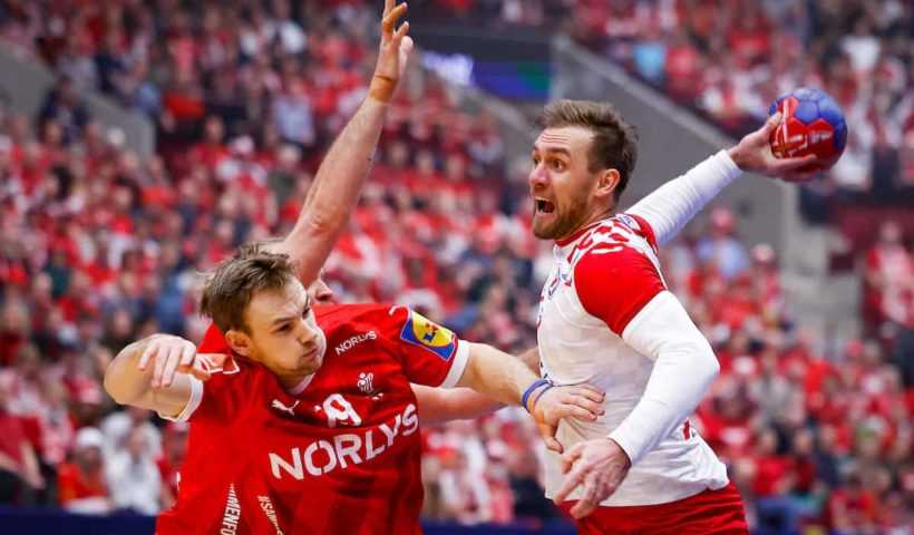 Handball WM 2023 - Dänemark vs. Kroatien - Mathias Gidsel und Luka Cindric - Copyright: IHF