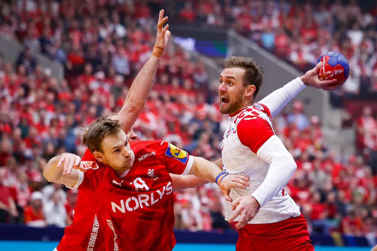 Handball WM 2023 - Dänemark vs. Kroatien - Mathias Gidsel und Luka Cindric - Copyright: IHF