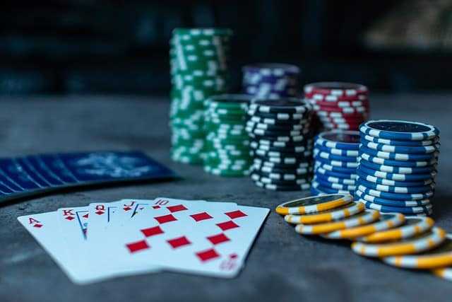 Ist Poker ein Sport - Copyright: https://pixabay.com/de/photos/poker-pokerchips-karten-spiel-3956037/ - Lizenz: Pixabay Licence. Bild von Markus Schwedt auf Pixabay.