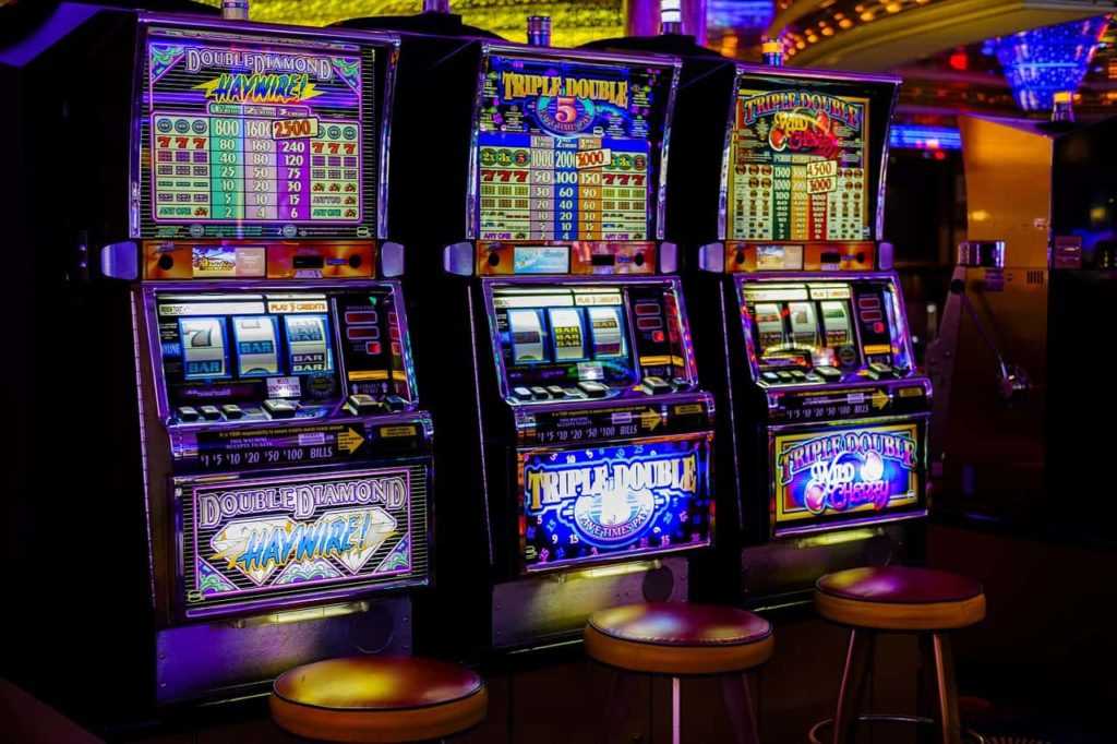 Casino Spielautomat Glücksspiel - Copyright: https://pixabay.com/photos/casino-game-room-slot-machines-3491252/ - Lizenz: Pixabay Licence. Bild von Bruno from Pixabay.