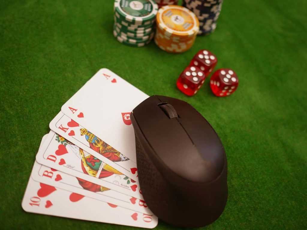 Online Casinos Glücksspiel - Copyright: https://pixabay.com/photos/online-poker-cards-crisps-dice-4518186/ - Lizenz: Pixabay Licence. Bild von besteonlinecasinos auf Pixabay.