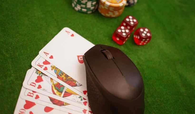 Online Casino Glücksspiel - Copyright: https://pixabay.com/photos/online-poker-cards-crisps-dice-4518186/ - Lizenz: Pixabay Licence. Bild von besteonlinecasinos auf Pixabay.